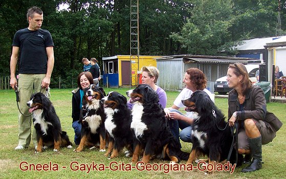 Gita met haar zussen.